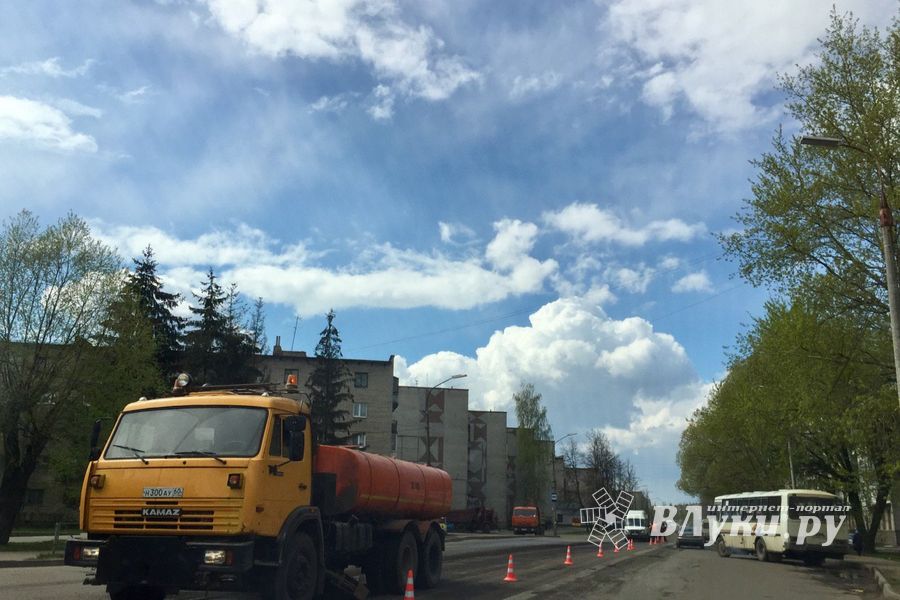 В Великих Луках ремонтирую дороги (ФОТО)
