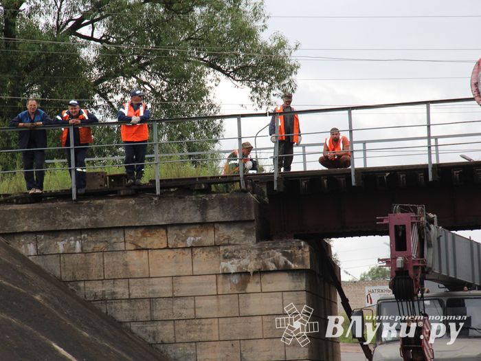 В Великих Луках движение по одной из полос под ж/д путепроводом Лазавица закрыто (ФОТО)
