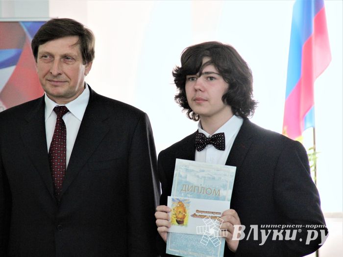 Лучших выпускников Великих Лук наградили «Золотыми парусами» (ФОТО)