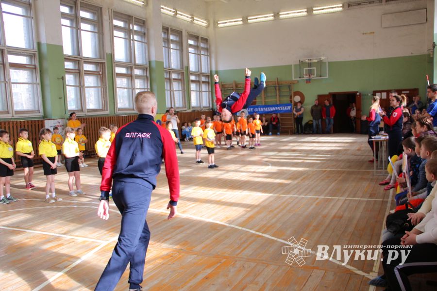 В Великих Луках проходят спортивные соревнования среди дошколят «Юные олимпионики» (ФОТО)