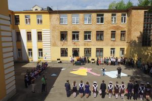 В Великих Луках прозвенели «последние» звонки (ФОТО)