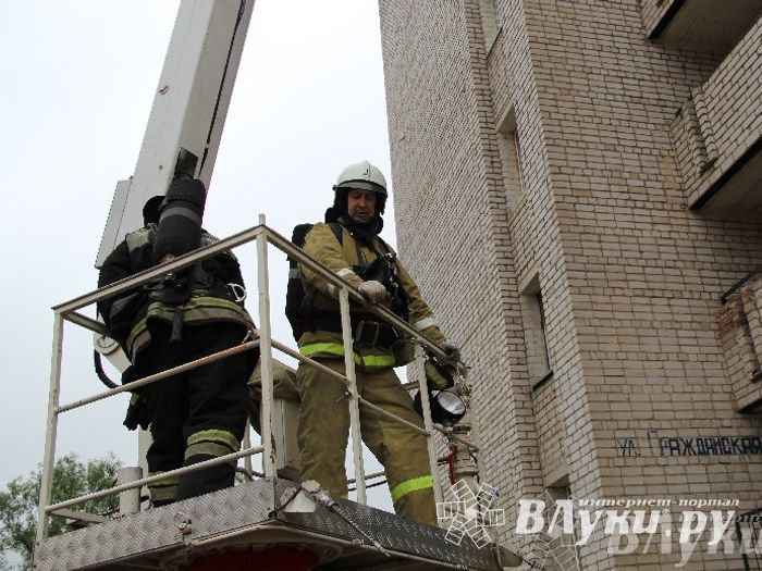В Великих Луках прошли областные соревнования среди пожарных по спасению пострадавших
