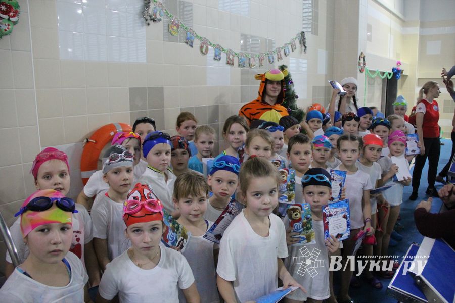 Соревнования по плаванию на призы Деда Мороза прошли в Великих Луках (ФОТО)