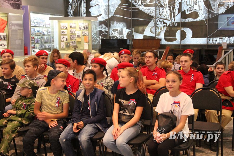 Великолучане отмечают День флага (ФОТО)