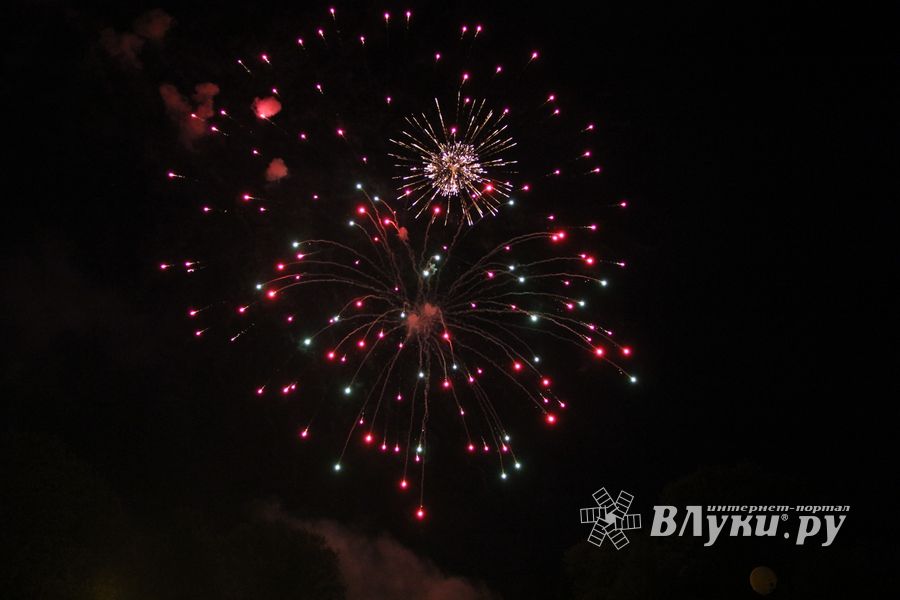 9 мая в Великих Луках. Шествие и салют