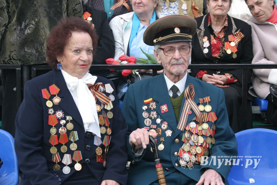 В Великих Луках прошел Военный парад