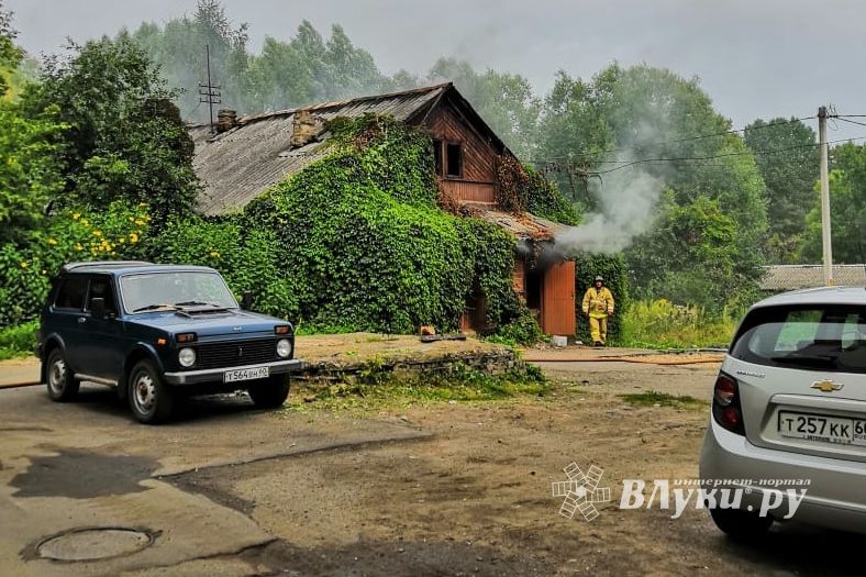 В Великих Луках сегодня тушили пожар (ФОТО)