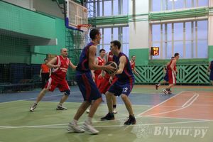 В Великих Луках проходит Открытый Чемпионат г. Великие Луки по баскетболу (фото)