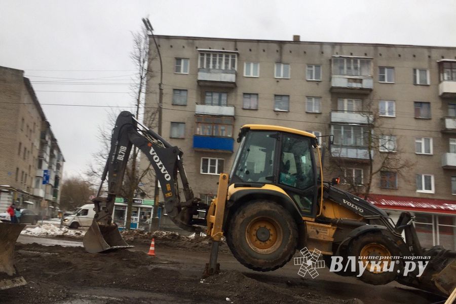 В Великих Луках на Гагарина ремонтируют дорогу (ФОТО)
