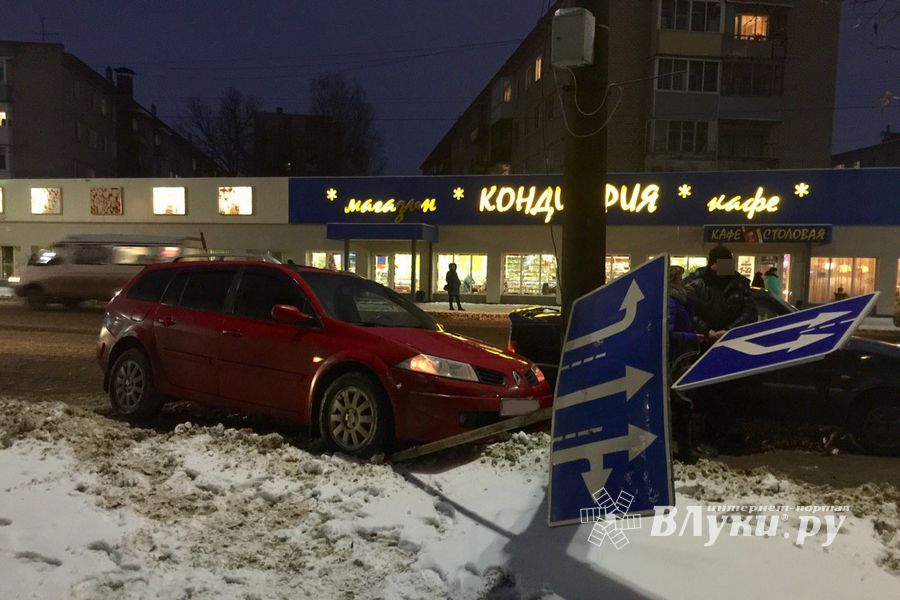 В Великих Луках столкнулись две легковушки и дорожный знак (ФОТО)