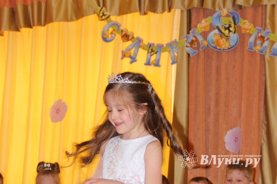 Дети поздравили мам с 8 марта (фото и видео)