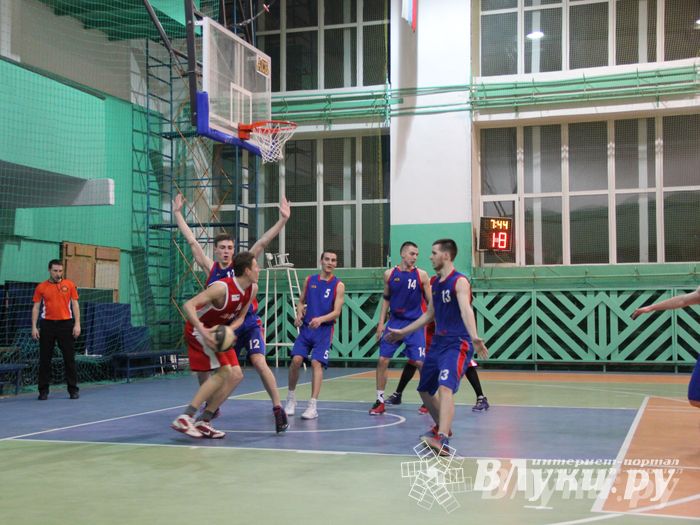 В Великих Луках проходит Открытый Чемпионат г. Великие Луки по баскетболу (фото)