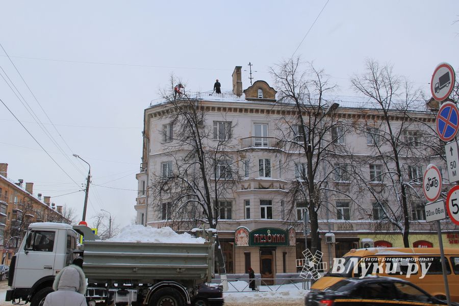 В Великих Луках  уборка снега на высоте...