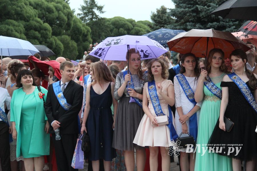 Великолукской «Бригантине» пришлось поплавать под дождём (ФОТО)