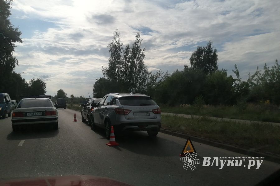 Из-за ДТП на улице Дружбы частично затруднено движение (ФОТО)