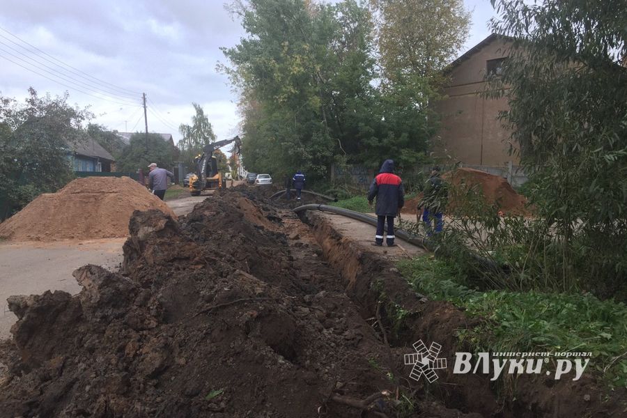 В Великих Луках ведутся работы по укладке газопровода — перекрыта дорога (ФОТО)