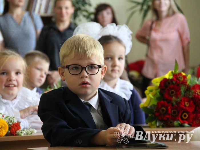 1 сентября в школах Великих Лук прошли Торжественные линейки (ФОТО)