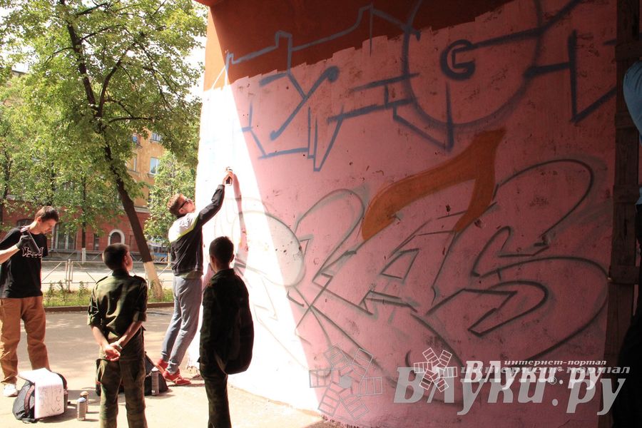 В Великих Луках прошел городской конкурс «Граффити — новый взгляд»