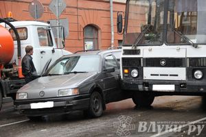 В Великих Луках столкнулись Фольксваген и ПАЗ (ФОТО)