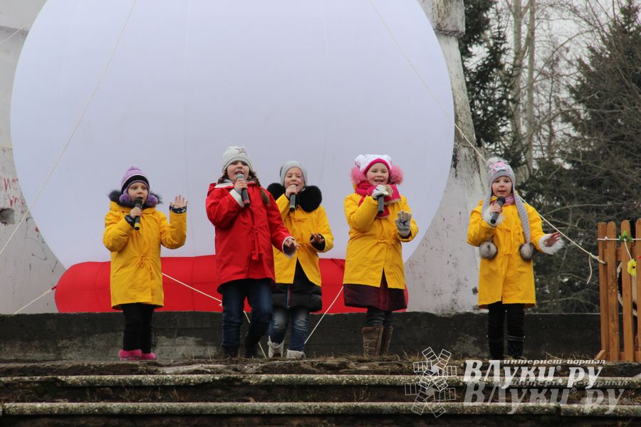 В Великих Луках состоялись проводы Широкой Масленицы — 2015 (фото)