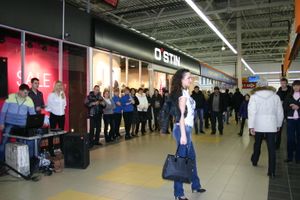 Торговый центр «Апельсин» поздравил прекрасных дам с праздником весны