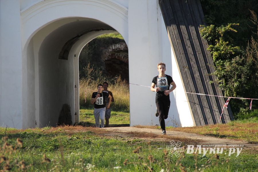 Легкоатлетический осенний кросс прошел в Великих Луках (фоторепортаж)