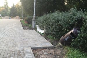 В центральном парке Великих Лук продолжаются ремонтные работы (фото)