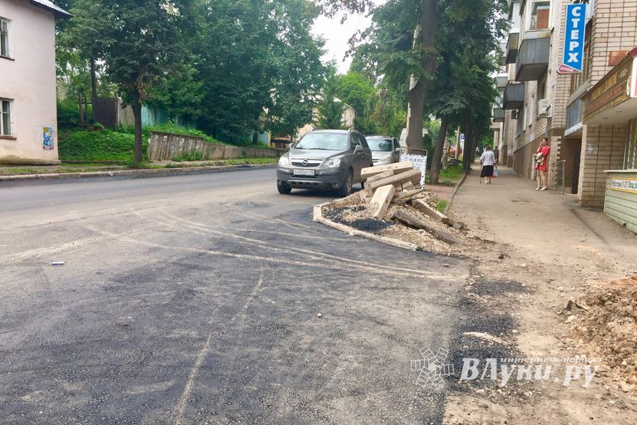 Припаркованные у обочин автомобили вновь мешают ремонту дорог (ФОТО)