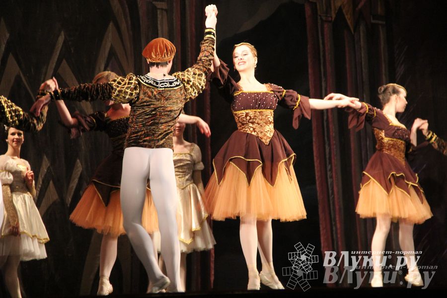 Московский театр «Корона Русского Балета» представил великолучанам балет «Лебединое озеро»