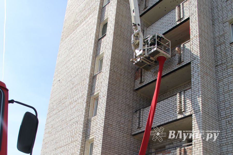 В Великих Луках прошли соревнования пожарных расчетов