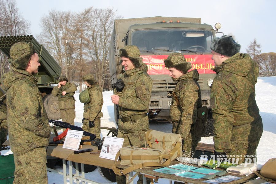 Великолучанам показывают армейскую технику и кормят кашей (6+) (ФОТО)