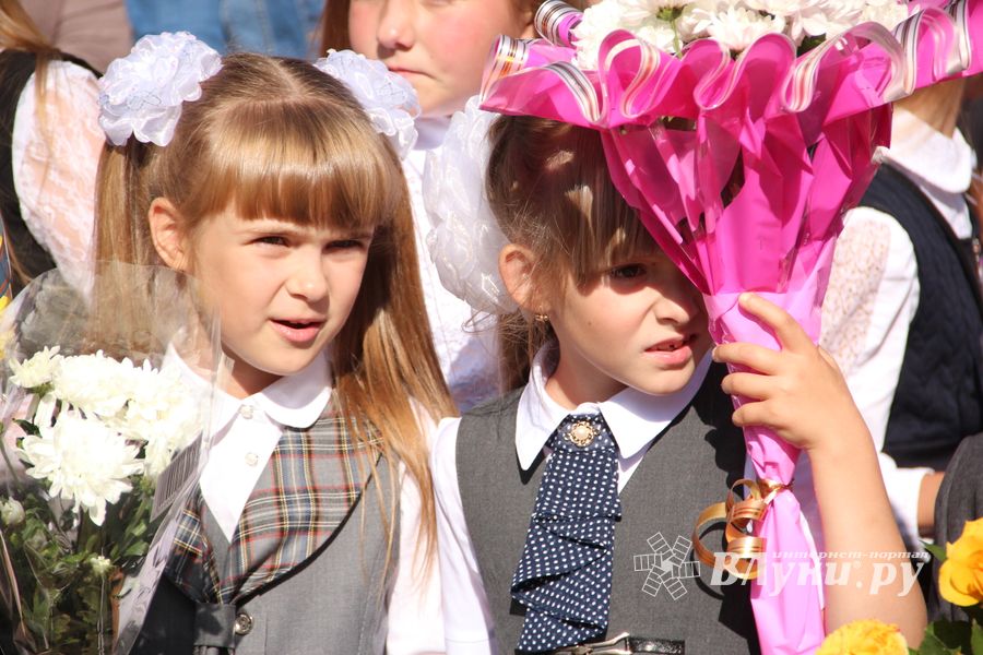 Самую многочисленную школу Великих Лук пополнили 116 первоклассников (ФОТО)