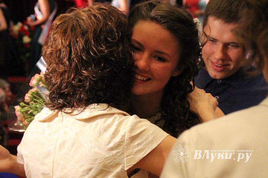 В Великих Луках выпускникам вручили медали «За особые успехи в учении» (ФОТО)