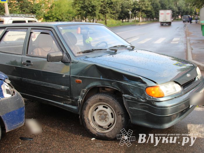 В Великих Луках, на проспекте Октябрьском, произошло ДТП (ФОТО)