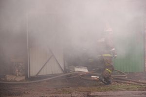 В Великих Луках на ул. Ползунова горит дом (ФОТО)