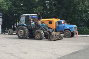 На ул. Некрасова в Великих Луках появился новый асфальт, на здании городской администрации — штукатурка (ФОТО)