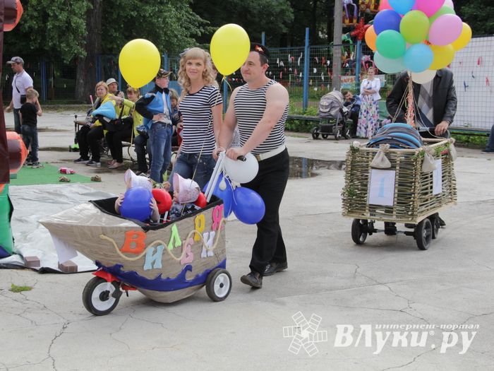«Парад детских колясок» в День семьи, любви и верности (ФОТО)