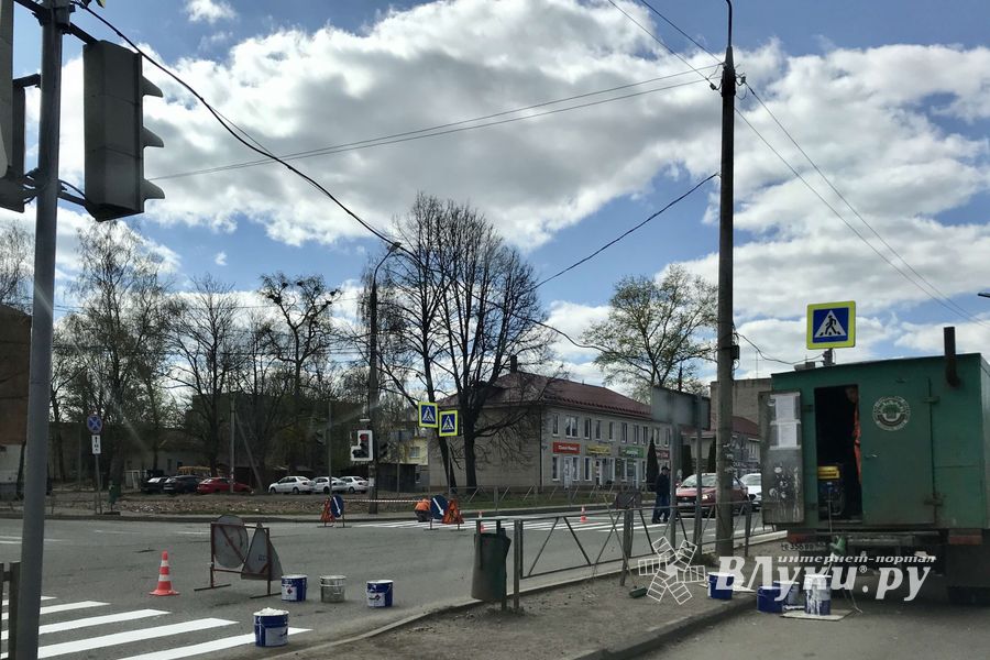 В Великих Луках мусоровоз «притёрся» к охране (ФОТО)