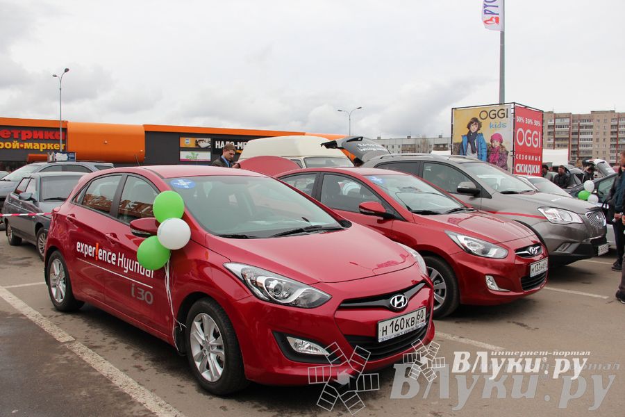 В Великих Луках прошла автомобильная ярмарка