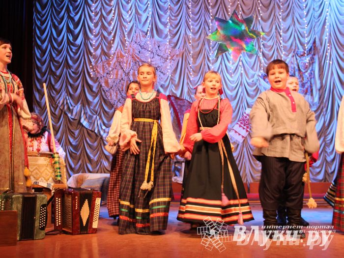 Рождественский концерт ансамбля «Заряница» прошел в Великих Луках (фото)
