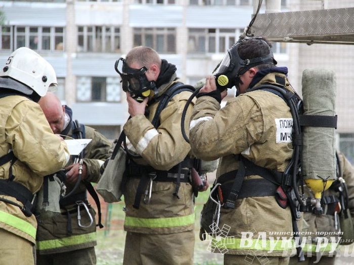 В Великих Луках прошли областные соревнования среди пожарных по спасению пострадавших
