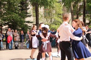 В Великих Луках прозвенели «последние» звонки (ФОТО)