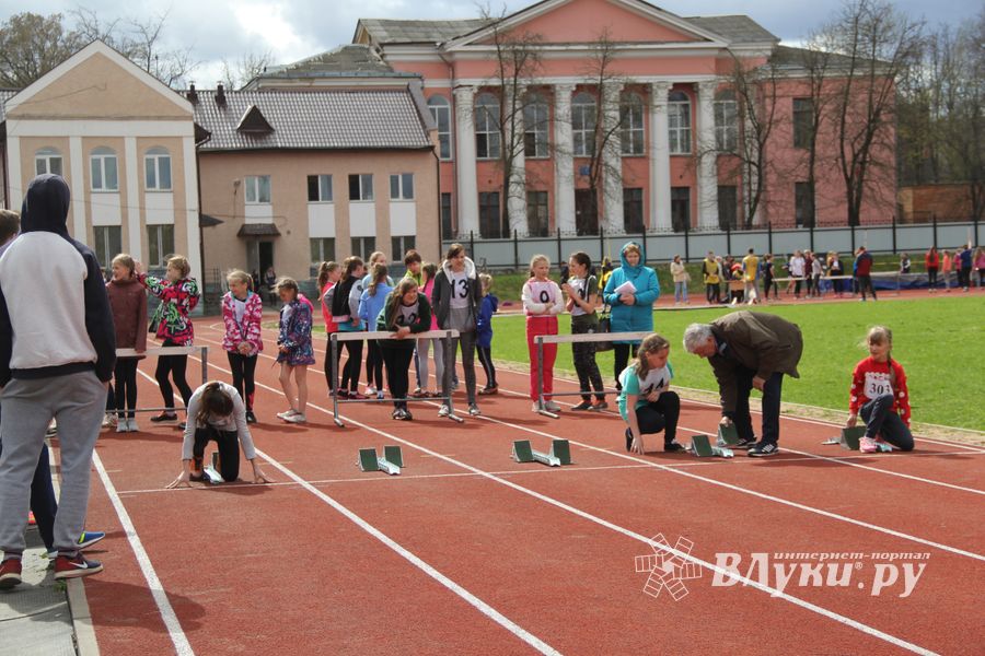 В Великих Луках проходят соревнования «Шиповка юных» (ФОТО)