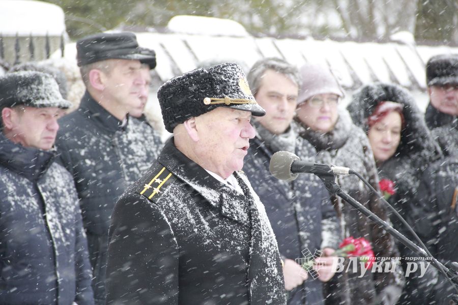 Великолучане возложили цветы на братском мемориальном захоронении (ФОТО)