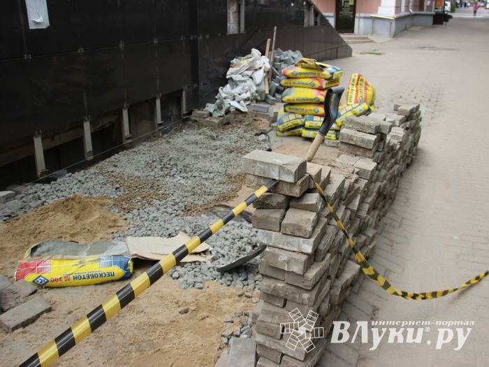 Устали ждать обещанного от властей Великих Лук и взяли дело в свои руки (ФОТО)