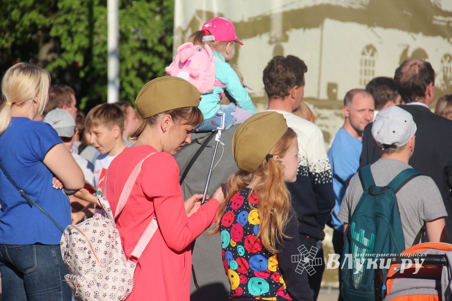 Праздничный салют в честь Дня Победы был дан в Великих Луках (ФОТО)