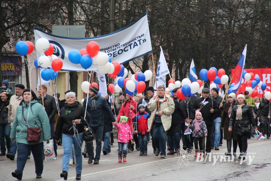 В Великих Луках прошло праздничное шествие (ФОТО)