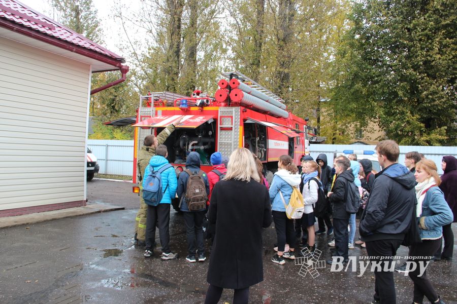 Великолукских школьников познакомили со спасательной техникой (ФОТО)