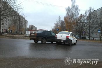 Еще одно ДТП произошло в Великих Луках в районе Дружбы (фото)