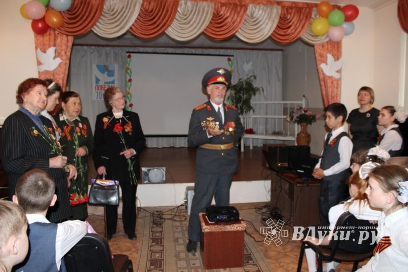 «Урок мужества» провели для псковских учащихся полицейские и общественники (фото)